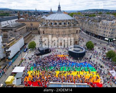 Edinburgh, Schottland, Großbritannien. Juni 2024. Edinburgh Pride march zog Tausende von Menschen an, die vom schottischen Parlament zu einer Kundgebung auf dem Bristo Square über die Royal Mile marschierten. Der Pride march ist eine Veranstaltung während der Pride Month Feiern. Bild; Luftaufnahme der Kundgebung und des Konzerts auf dem Bristol Square am Ende des marsches. Iain Masterton/Alamy Live News Stockfoto