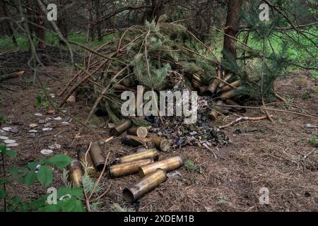 Charkiv, Ukraine. Juni 2024. Munition für eine Artillerieeinheit der 57. Brigade in der Nähe von Wowchansk, Charkiw Oblast. Die Kämpfe in der Oblast Charkiw haben zugenommen, seit Russland im Mai seine letzte Offensive in der Region gestartet hat. Quelle: SOPA Images Limited/Alamy Live News Stockfoto