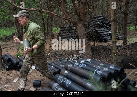 Charkiv, Ukraine. Juni 2024. Ein Soldat der 57. Brigade bereitet Munition für eine Artillerieeinheit auf ukrainischer Position in der Nähe von Wovchansk, Charkiw Oblast vor. Die Kämpfe in der Oblast Charkiw haben zugenommen, seit Russland im Mai seine letzte Offensive in der Region gestartet hat. Quelle: SOPA Images Limited/Alamy Live News Stockfoto