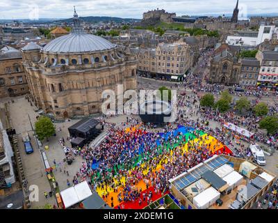 Edinburgh, Schottland, Großbritannien. Juni 2024. Edinburgh Pride march zog Tausende von Menschen an, die vom schottischen Parlament zu einer Kundgebung auf dem Bristo Square über die Royal Mile marschierten. Der Pride march ist eine Veranstaltung während der Pride Month Feiern. Bild; Luftaufnahme der Kundgebung und des Konzerts auf dem Bristol Square am Ende des marsches. Iain Masterton/Alamy Live News Stockfoto