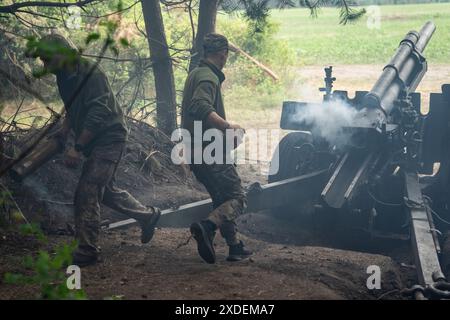 Eine Artillerieeinheit der 57. Brigade feuert auf russische Stellungen in der Nähe von Wowchansk, Charkiw Oblast. Die Kämpfe in der Oblast Charkiw haben zugenommen, seit Russland im Mai seine letzte Offensive in der Region gestartet hat. (Foto: Laurel Chor / SOPA Images/SIPA USA) Stockfoto