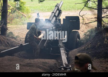 Eine Artillerieeinheit der 57. Brigade feuert auf russische Stellungen in der Nähe von Wowchansk, Charkiw Oblast. Die Kämpfe in der Oblast Charkiw haben zugenommen, seit Russland im Mai seine letzte Offensive in der Region gestartet hat. (Foto: Laurel Chor / SOPA Images/SIPA USA) Stockfoto