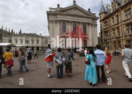 Cambridge, England, Großbritannien. Juni 2024. Nachdem Aktivisten der Palestine Action und Cambridge Studenten das Äußere des Grade1 denkmalgeschützten Gebäudes mit roter Farbe verlassen hatten, ist das Senatshaus zu einer neuen Attraktion geworden. Aktivisten der Palästinensischen Aktion und ihre Unterstützer haben direkte Maßnahmen gegen diejenigen ergriffen, die den Völkermord in Gaza ermöglichen. Sie behaupten, dass die Universität Cambridge aktiv in Waffenunternehmen und Forschungspartnerschaften investiert, die den Völkermord zwischen Großbritannien und den USA ermöglichen und normalisieren. Die Abschlussfeier für Cambridge-Absolventen beginnt am Mittwoch, den 26. Juni, der im stattfindet Stockfoto