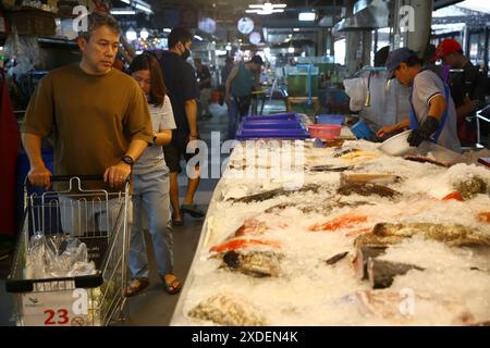 Bangkok, Thailand. Juni 2024. Kunden verkaufen Meeresfrüchte auf dem Thonburi Markt auf der Thonburi Seite von Bangkok, Thailand, 22. Juni 2024. Quelle: Sun Weitong/Xinhua/Alamy Live News Stockfoto