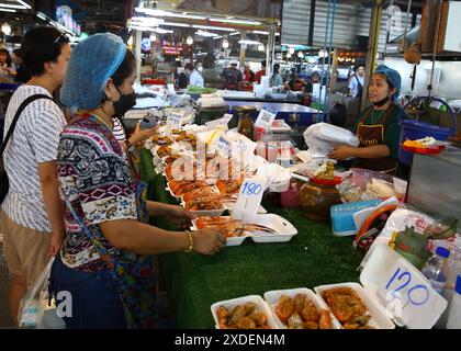 Bangkok, Thailand. Juni 2024. Kunden wählen Meeresfrüchte auf dem Thonburi Markt auf der Thonburi Seite von Bangkok, Thailand, 22. Juni 2024. Quelle: Sun Weitong/Xinhua/Alamy Live News Stockfoto