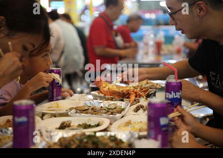 Bangkok, Thailand. Juni 2024. Gäste speisen am 22. Juni 2024 auf dem Thonburi-Markt auf der Thonburi-Seite von Bangkok, Thailand. Quelle: Sun Weitong/Xinhua/Alamy Live News Stockfoto