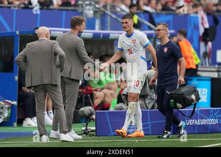 Hamburg, Deutschland. Juni 2024. Fußball: Europameisterschaft, UEFA Euro 2024, Georgien - Tschechische Republik, Vorrunde, Gruppe F, Spieltag 2, Tschechiens Patrik Schick (2. Von links) während seiner Substitution. Quelle: Marcus Brandt/dpa/Alamy Live News Stockfoto
