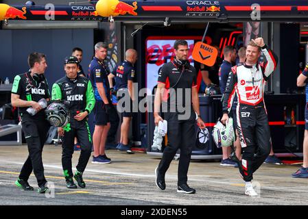 Barcelona, Spanien. Juni 2024. Zhou Guanyu (CHN) sauber und Nico Hulkenberg (GER) Haas F1 Team. 22.06.2024. Formel-1-Weltmeisterschaft, Rd 10, Großer Preis Von Spanien, Barcelona, Spanien, Qualifizierender Tag. Das Foto sollte lauten: XPB/Alamy Live News. Stockfoto