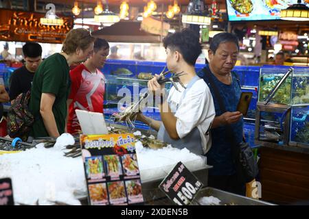 Bangkok, Thailand. Juni 2024. Kunden wählen Meeresfrüchte auf dem Thonburi Markt auf der Thonburi Seite von Bangkok, Thailand, 22. Juni 2024. Quelle: Sun Weitong/Xinhua/Alamy Live News Stockfoto