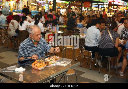 Bangkok, Thailand. Juni 2024. Gäste speisen am 22. Juni 2024 auf dem Thonburi-Markt auf der Thonburi-Seite von Bangkok, Thailand. Quelle: Sun Weitong/Xinhua/Alamy Live News Stockfoto