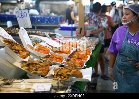 Bangkok, Thailand. Juni 2024. Am 22. Juni 2024 ist ein Verkäufer auf dem Thonburi-Markt auf der Thonburi-Seite von Bangkok, Thailand, zu sehen. Quelle: Sun Weitong/Xinhua/Alamy Live News Stockfoto