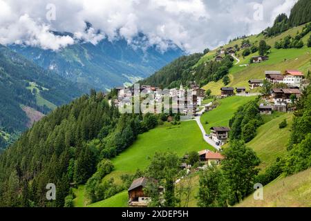 Blick auf die Berge, Täler und das Dorf Brandberg bei Mayrhofen in Österreich Stockfoto