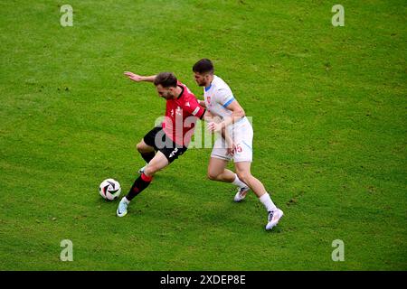 Hamburg, Deutschland. Juni 2024. Fußball: Europameisterschaft, UEFA Euro 2024, Georgien - Tschechische Republik, Vorrunde, Gruppe F, Spieltag 2, Volksparkstadion Hamburg, Georgiens Otar Kakabadze (l) im Duell mit David Jurásek. Quelle: Sina Schuldt/dpa/Alamy Live News Stockfoto