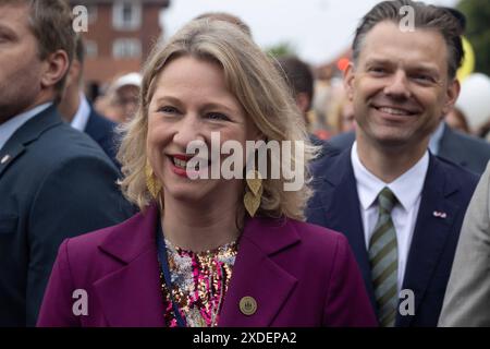 König Frederik X, Verkehrsminister Thomas Danielsen, Oberbürgermeisterin der Stadt Kopenhagen Sophie Haestorp Andersen, Bürgermeister von Frederiksberg Michael Vindfeldt, und der Vorsitzende des Vorstands von Metroselskabet Jorn Neergaard Larsen, zusammen mit 200 Gästen, die am Samstag, den 22. Juni bei einer Verlängerung der M4-U-Bahn-Linie nach Sydhavnen und Valby in Kopenhagen Süd eingeladen wurden. Die U-Bahn-Linie M4 nach Sydhavn und Valby wird mit einer großen Straßenparty im Mozarts Plads und einer Eröffnungszeremonie mit königlicher Teilnahme eingeweiht. Die neue U-Bahn-Linie verbindet die M3 Cityringen und die M4 Nordhavn mit Stockfoto