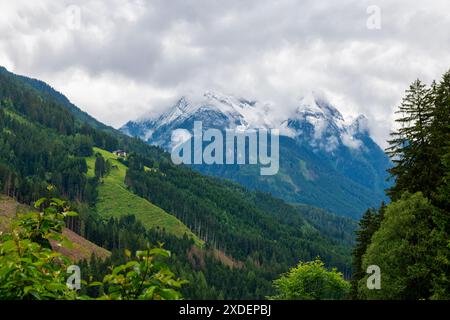 Blick auf die Berge, Täler und das Dorf Brandberg bei Mayrhofen in Österreich Stockfoto