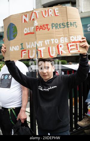 Natur jetzt wiederherstellen märz. Der märz ruft zu dringenden politischen Maßnahmen in Bezug auf Natur- und Klimakrisen auf. Der marsch wird von einer vielfältigen Gruppe von Dutzenden von Tier- und Umweltorganisationen unterstützt, darunter der RSPB, die Wildlife Trusts, die Climate Coalition, der WWF-UK, der National Trust, WWT, Woodland Trust, Wildlife and Country Link, Rewilding Britain, Extinction Rebellion und Chris Packham. Stockfoto