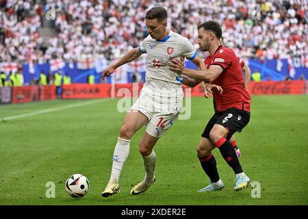 Hamburk, Deutschland. Juni 2024. L-R Lukas Provod (CZE) und Otar Kakabadze (GEO) in Aktion während des Gruppenspiels der Fußball-Europameisterschaft Georgien gegen Tschechien am 22. Juni 2024 in Hamburg. Quelle: VIT Simanek/CTK Photo/Alamy Live News Stockfoto