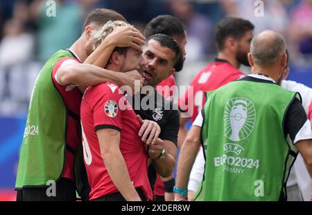 Hamburg, Deutschland. Juni 2024. Fußball: Europameisterschaft, UEFA Euro 2024, Georgien - Tschechische Republik, Vorrunde, Gruppe F, Spieltag 2, Georgiens Saba Lobjanidze (2. Von links) ist nach dem Spiel beruhigt. Quelle: Marcus Brandt/dpa/Alamy Live News Stockfoto