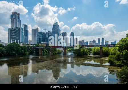 Austin, Texas - 15. Juni 2023: Moderne Wohngebäude und Büros am Colorado River in der Skyline von Austin Texas Stockfoto