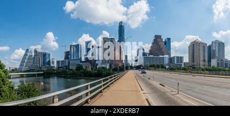 Panorama der modernen Wohngebäude und Büros am Colorado River in der Skyline der Stadt von der South Congress Bridge in Austin Texas Stockfoto