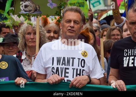 London, Großbritannien. Juni 2024. Der Naturforscher und TV-Moderator Chris Packham leitet den Restore Nature Now march. Zehntausende von Menschen und zahlreiche Natur- und Wildtiergruppen marschierten im Zentrum Londons und forderten die Regierung auf, mehr für die Wiederherstellung und den Schutz der Natur zu tun. Quelle: Vuk Valcic/Alamy Live News Stockfoto