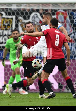 Hamburg. Juni 2024. Ondrej Lingr (2. R) aus der Tschechischen Republik streitet mit Lasha Dvali (1. R) aus Georgien beim Gruppenspiel der UEFA Euro 2024 zwischen Georgien und der Tschechischen Republik am 22. Juni 2024 in Hamburg. Quelle: Xiao Yijiu/Xinhua/Alamy Live News Stockfoto