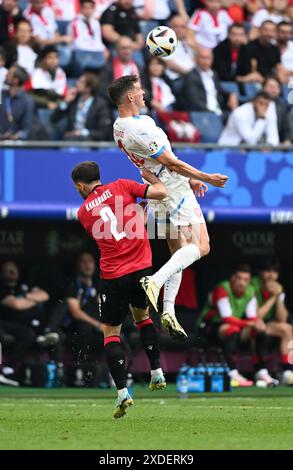 Hamburg. Juni 2024. Lukas Provod (R) aus der Tschechischen Republik wetteiferte gegen Otar Kakabadze aus Georgien beim Gruppenspiel der UEFA Euro 2024 zwischen Georgien und Tschechien am 22. Juni 2024 in Hamburg. Quelle: Xiao Yijiu/Xinhua/Alamy Live News Stockfoto