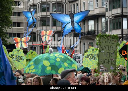 Natur jetzt wiederherstellen märz. Der märz ruft zu dringenden politischen Maßnahmen in Bezug auf Natur- und Klimakrisen auf. Der marsch wird von einer vielfältigen Gruppe von Dutzenden von Tier- und Umweltorganisationen unterstützt, darunter der RSPB, die Wildlife Trusts, die Climate Coalition, der WWF-UK, der National Trust, WWT, Woodland Trust, Wildlife and Country Link, Rewilding Britain, Extinction Rebellion und Chris Packham. Stockfoto