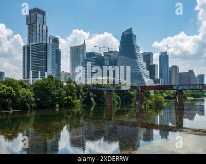 Austin, Texas - 15. Juni 2023: Moderne Wohngebäude und Büros am Colorado River in der Skyline von Austin Texas Stockfoto