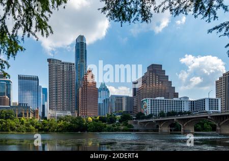 Austin, Texas - 15. Juni 2024: Panorama moderner Gebäude und Büros am Colorado River von der South Congress Bridge in Austin Texas Stockfoto