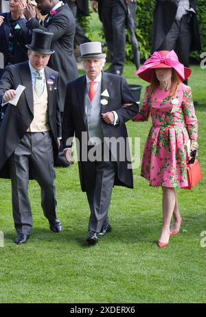 US-Schauspieler und Regisseur Henry Winkler (Mitte) und seine Frau Stacey Weitzman, während des fünften Tages der Royal Ascot Racecourse in Ascot, Berkshire. Bilddatum: Samstag, 22. Juni 2024. Stockfoto