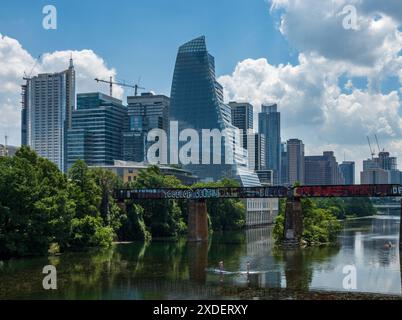 Austin, Texas - 15. Juni 2023: Moderne Wohngebäude und Büros am Colorado River in der Skyline von Austin Texas Stockfoto