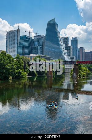 Austin, Texas - 15. Juni 2023: Moderne Wohngebäude und Büros am Colorado River in der Skyline von Austin Texas Stockfoto