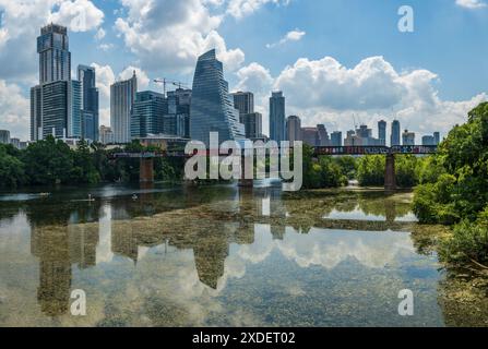 Austin, Texas - 15. Juni 2023: Moderne Wohngebäude und Büros am Colorado River in der Skyline von Austin Texas Stockfoto