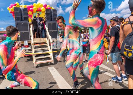 CSD 2024, tanzende junge Männer, die ihre Körper in Regenbogenfarben bemalt haben, CSD Politparade, München, 22. Juni 2024 Deutschland, München, 22. Juni 2024, Tanzende junge Männer, die Ihre Körper in Regenbogenfarben bemalt haben, CSD 2024, Munich Pride 2024, Motto Vereint in Vielfalt - gemeinsam gegen Rechts, CSD-Politparade hat ca. 100,000 Teilnehmer, hier in der Ohlmüllerstraße, Christopher Street Day, größte Demonstration von Lesben, Schwulen, Bisexuellen, trans*, Inter* und queeren Menschen LGBTIQ* für gleiche Rechte und gesellschaftliche Akzeptanz im süddeutschen Raum, Demozug quer dur Stockfoto