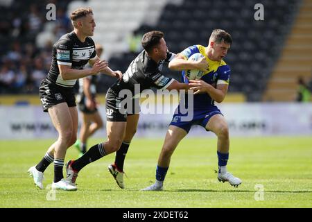 Josh Thewlis von Warrington Wolves wird von Jake Trueman (L) und Yusuf Aydin beim Spiel der Betfred Super League im MKM Stadium in Kingston upon Hull herausgefordert. Bilddatum: Samstag, 22. Juni 2024. Stockfoto