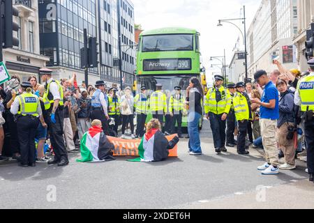 London, Großbritannien. JUNI 2024. Demonstranten blockieren die Straße, da die Nachfrage nach Jugendlichen die Kreuzung am Oxford Circus in Zentral-London blockiert, nachdem andere hochkarätige Aktionen in den letzten Wochen, mehrere Festnahmen gemäß Abschnitt 7 und 14, durchgeführt wurden. Der Datenverkehr wurde mehrere Stunden lang gestoppt. Credit Milo Chandler/Alamy Live News Stockfoto