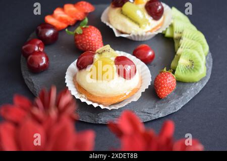 Delicious tart with fresh seasonal fruits Stockfoto