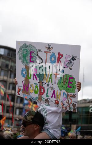 Natur jetzt wiederherstellen märz. Der märz ruft zu dringenden politischen Maßnahmen in Bezug auf Natur- und Klimakrisen auf. Der marsch wird von einer vielfältigen Gruppe von Dutzenden von Tier- und Umweltorganisationen unterstützt, darunter der RSPB, die Wildlife Trusts, die Climate Coalition, der WWF-UK, der National Trust, WWT, Woodland Trust, Wildlife and Country Link, Rewilding Britain, Extinction Rebellion und Chris Packham. Stockfoto