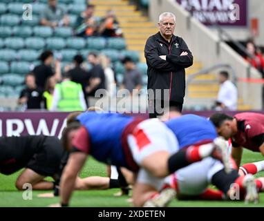 Twickenham, Vereinigtes Königreich. Juni 2024. Südafrika V Wales. Twickenham Stadium. Twickenham . Warren Gatland (Cheftrainer von Wales) beobachtet das Aufwärmen während des South Africa V Wales, Qatar Airways Cup, Rugby-Spiels. Quelle: Sport In Pictures/Alamy Live News Stockfoto