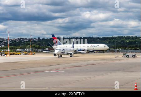 Flughafen Stuttgart. Flugzeugtaxiway. REGISTRIERUNG: N193DN, DELTA AIR LINES, BOEING 767-332ERWL. // 11.06.2024: Stuttgart, Baden-Württemberg, Deutschland, Europa *** Stuttgart Airport Aircraft Rollway Registration N193DN, DELTA AIR LINES, BOEING 767 332ER WL 11 06 2024 Stuttgart, Baden Württemberg, Deutschland, Europa Stockfoto