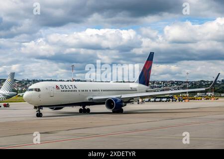 Flughafen Stuttgart. Flugzeugtaxiway. REGISTRIERUNG: N193DN, DELTA AIR LINES, BOEING 767-332ERWL. // 11.06.2024: Stuttgart, Baden-Württemberg, Deutschland, Europa *** Stuttgart Airport Aircraft Rollway Registration N193DN, DELTA AIR LINES, BOEING 767 332ER WL 11 06 2024 Stuttgart, Baden Württemberg, Deutschland, Europa Stockfoto