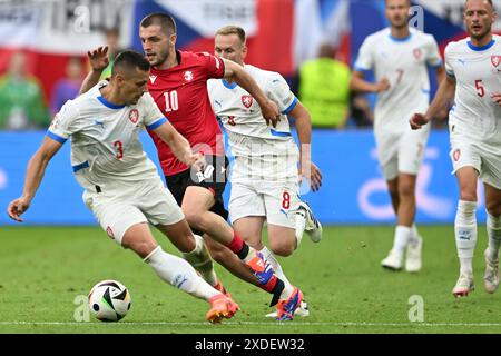 Hamburg. Juni 2024. Giorgi Chakvetadze (2. L) aus Georgien bricht beim Gruppenspiel der UEFA Euro 2024 zwischen Georgien und der Tschechischen Republik am 22. Juni 2024 in Hamburg durch. Quelle: Xiao Yijiu/Xinhua/Alamy Live News Stockfoto