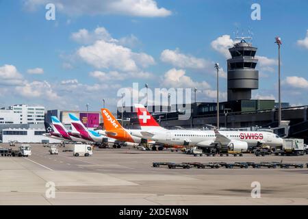 Flughafen Zürich, ZRH. Vorfeld mit Flugzeug und Turm. // 13.06.2024: Zürich, Schweiz, Europa *** Flughafen Zürich, ZRH Vorfeld mit Flugzeug und Turm 13 06 2024 Zürich, Schweiz, Europa Stockfoto