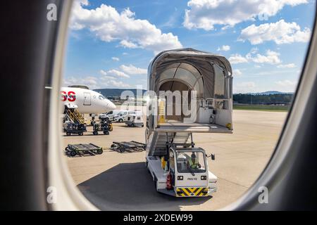 Flughafen Zürich, ZRH. Vorfeld mit Flugzeug und Abfertigungspersonal. Eine Flugzeugtreppe wird heran gefahren. // 13.06.2024: Zürich, Schweiz, Europa *** Flughafen Zürich, ZRH Apron mit Flugzeug- und Handlingpersonal wird eine Flugzeugtreppe angefahren 13 06 2024 Zürich, Schweiz, Europa Stockfoto