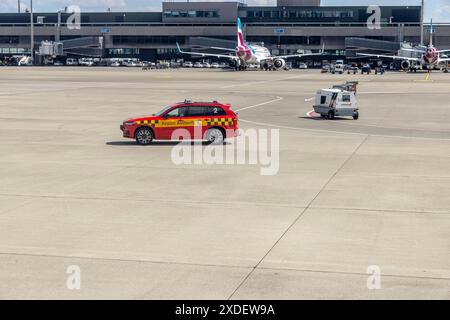 Flughafen Zürich, ZRH. Vorfeld mit Flugzeug und Abfertigungspersonal. Flughafenbehörde. // 13.06.2024: Zürich, Schweiz, Europa *** Flughafen Zürich, ZRH Apron mit Flugzeugen und Abfertigungspersonal Flughafenbehörde 13 06 2024 Zürich, Schweiz, Europa Stockfoto