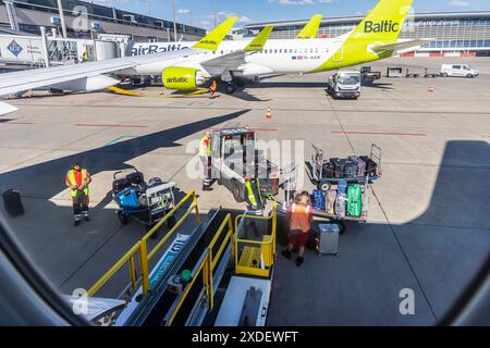 Flughafen Zürich, ZRH. Vorfeld mit Flugzeug von Baltic Air. Servicepersonal lädt Koffer in das Flugzeug ein. // 13.06.2024: Zürich, Schweiz, Europa *** Flughafen Zürich, ZRH Vorfeld mit Personal des Baltic Air Aircraft Service, das Koffer auf das Flugzeug lädt 13 06 2024 Zürich, Schweiz, Europa Stockfoto