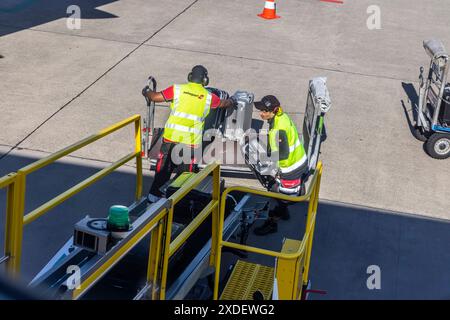 Flughafen Zürich, ZRH. Vorfeld mit Flugzeug von Baltic Air. Servicepersonal lädt Koffer in das Flugzeug ein. // 13.06.2024: Zürich, Schweiz, Europa *** Flughafen Zürich, ZRH Vorfeld mit Personal des Baltic Air Aircraft Service, das Koffer auf das Flugzeug lädt 13 06 2024 Zürich, Schweiz, Europa Stockfoto