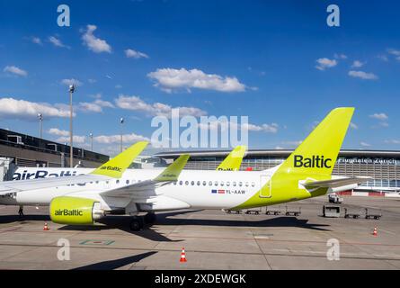 Flughafen Zürich, ZRH. Vorfeld mit Flugzeug von Baltic Air. // 13.06.2024: Zürich, Schweiz, Europa *** Flughafen Zürich, ZRH Apron mit Flugzeug von Baltic Air 13 06 2024 Zürich, Schweiz, Europa Stockfoto