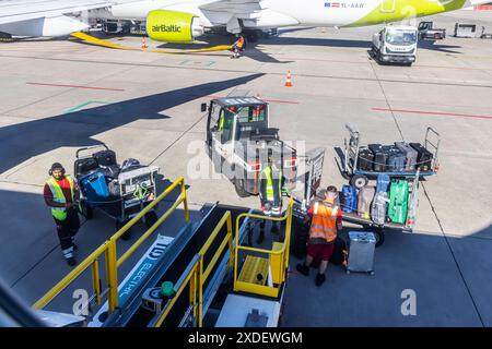 Flughafen Zürich, ZRH. Vorfeld mit Flugzeug von Baltic Air. Servicepersonal lädt Koffer in das Flugzeug ein. // 13.06.2024: Zürich, Schweiz, Europa *** Flughafen Zürich, ZRH Vorfeld mit Personal des Baltic Air Aircraft Service, das Koffer auf das Flugzeug lädt 13 06 2024 Zürich, Schweiz, Europa Stockfoto